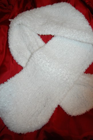 Mărţişor croşetat manual, un cadou deosebit pentru 1 Martie - fular alb de zapada